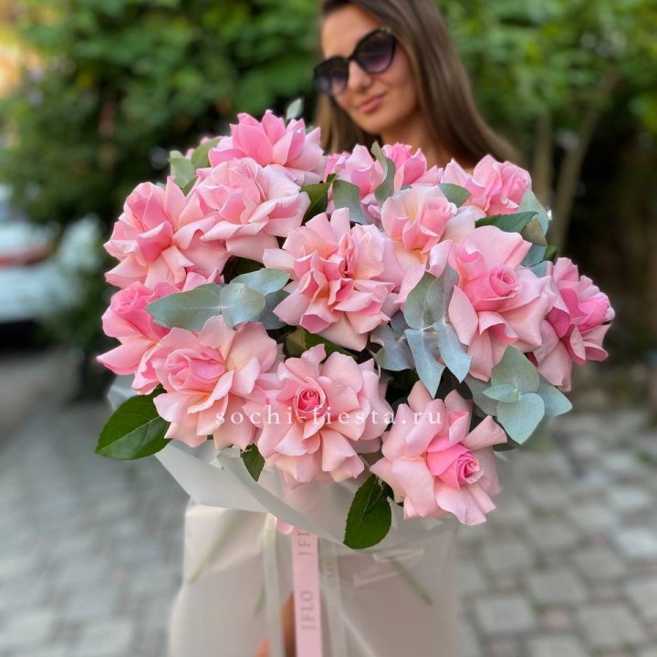 17 Розовых  французских роз в Краснодаре