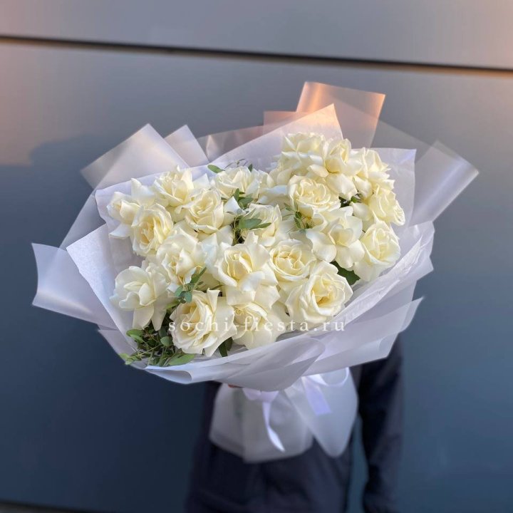 Пышный букет из белых роз в Краснодаре