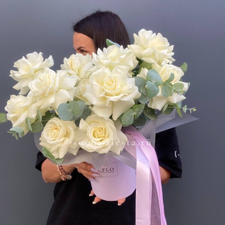 11 Французских белых роз в боксе в Краснодаре