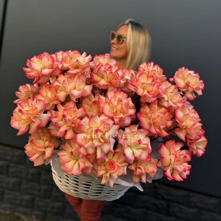 45 французских роз Джумилия в корзине в Краснодаре