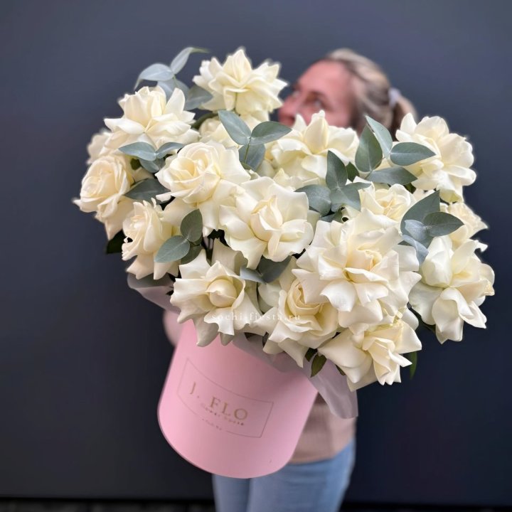 25 Французских белых роз в боксе в Краснодаре