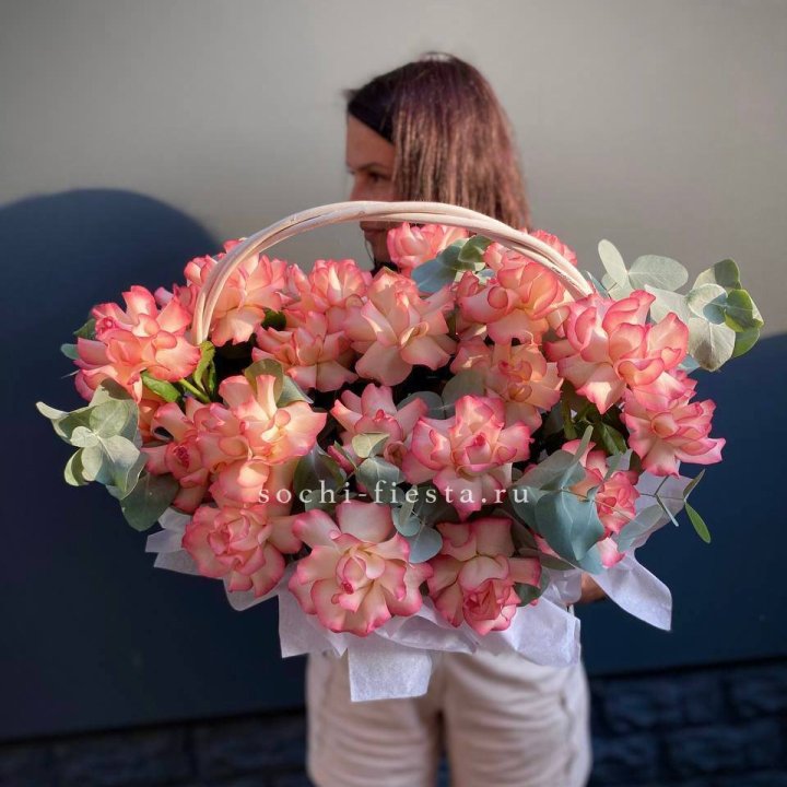 25 Французских роз Джумилия в корзине в Краснодаре