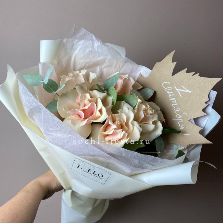 Букет кремовых роз к дню знаний в Краснодаре