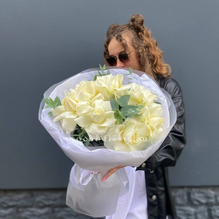 7 Белых французских роз  в Краснодаре