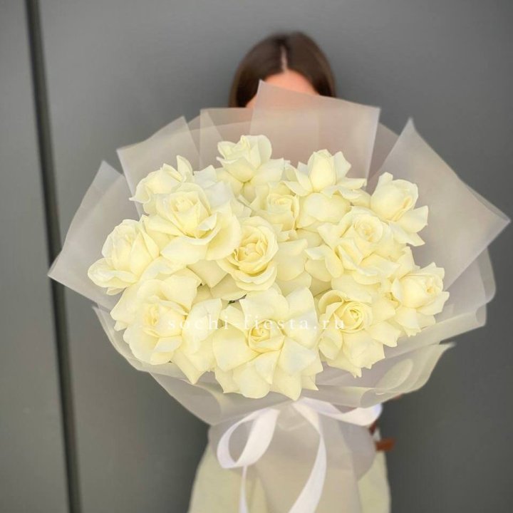 13 белых роз в Краснодаре