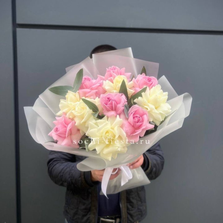 11 бело-розовых роз в Краснодаре