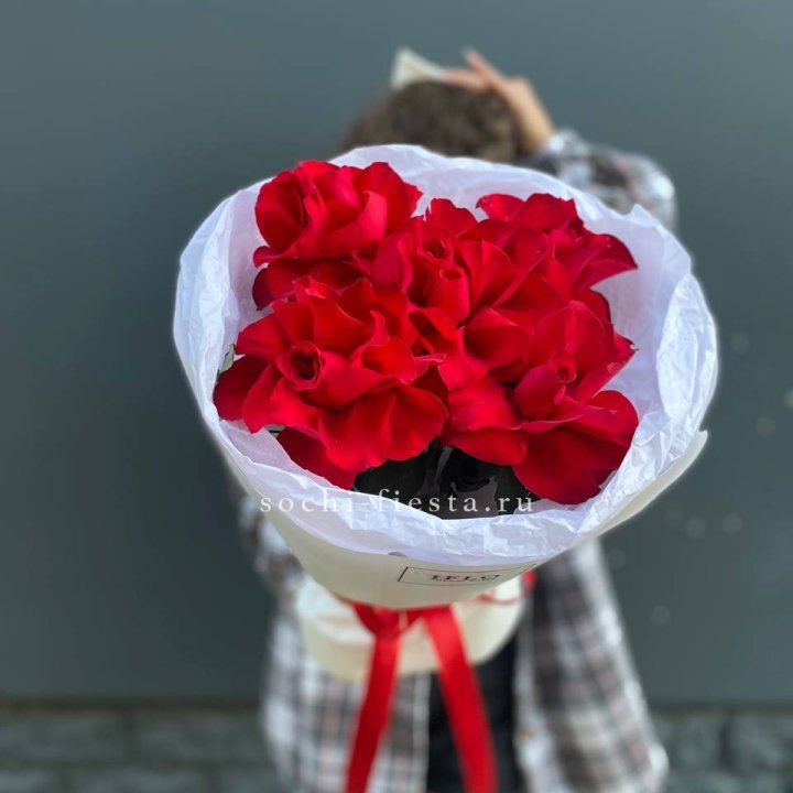 5 французских красных роз в Краснодаре