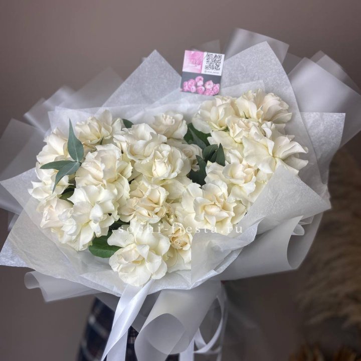 21 французских роз с эвкалиптом в Краснодаре