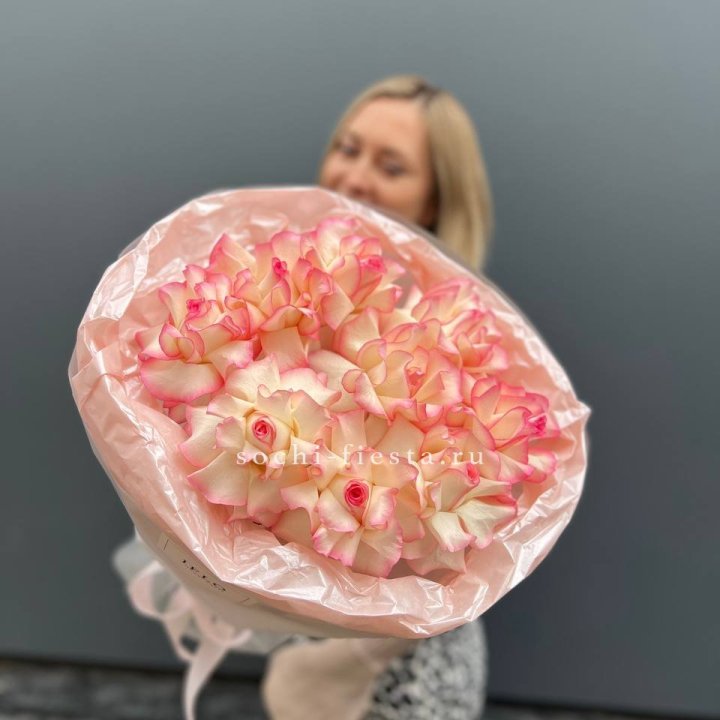 9 французских роз Джумилия в нежном оформлении в Краснодаре