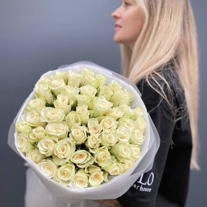 Воздушный букет из 51 белой кенийской розы в Краснодаре
