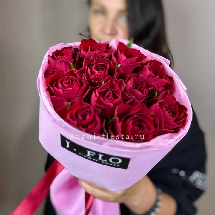 11 красных роз мадам ред в Краснодаре