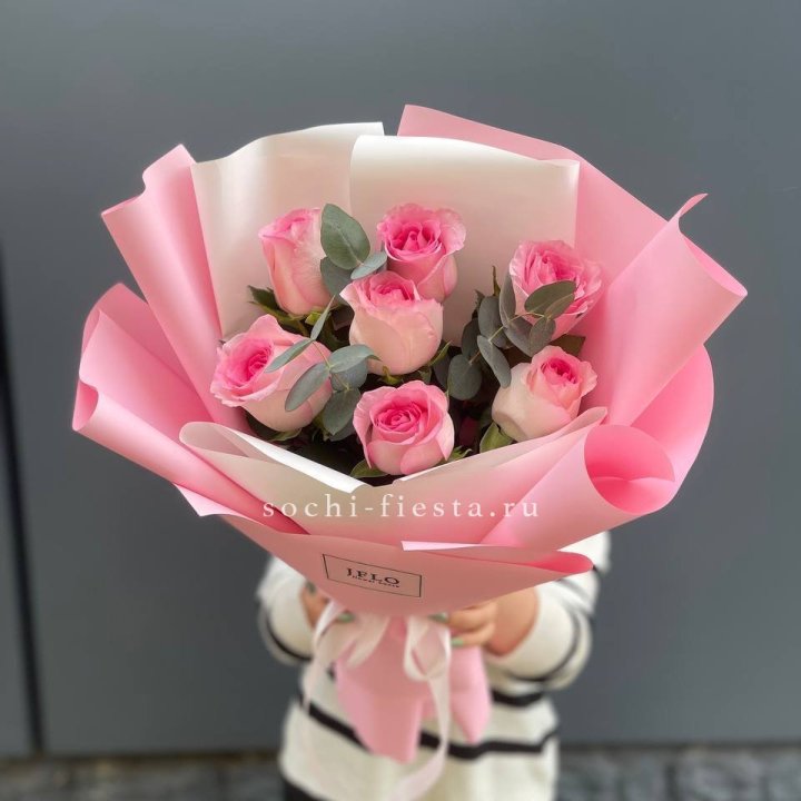 7 роз с эвкалиптом в Краснодаре