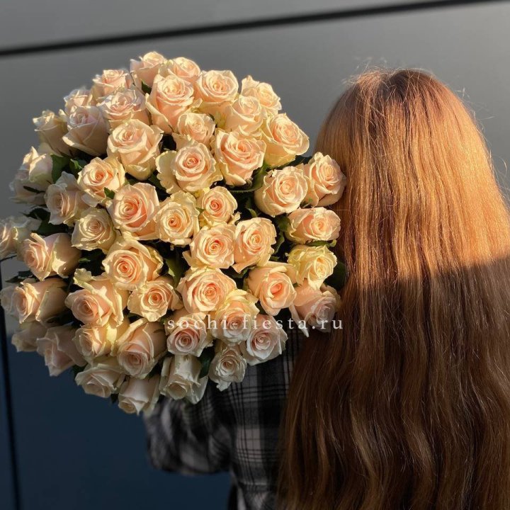 Охапка кремовых роз в Краснодаре