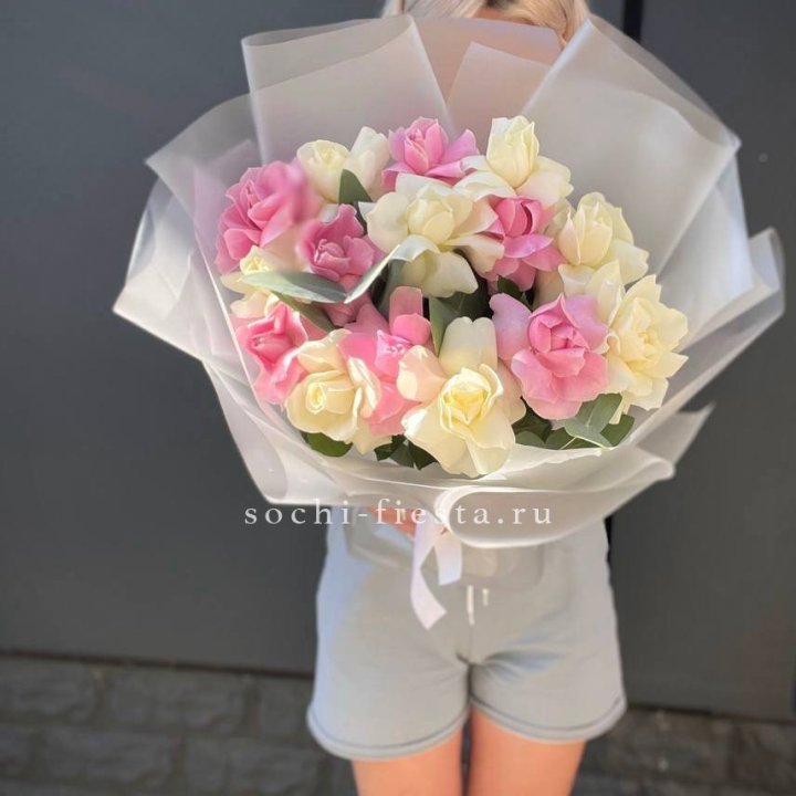 15 бело-розовых роз в Краснодаре