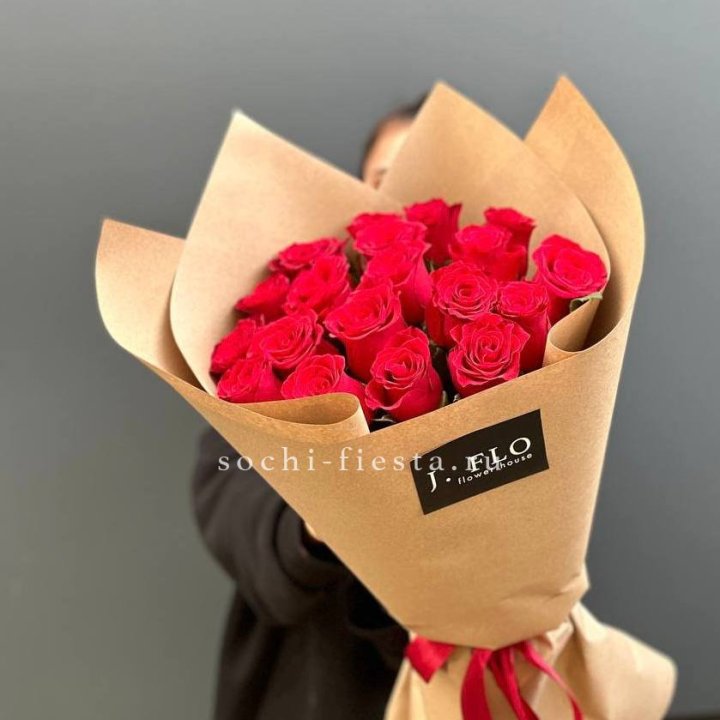 19 красных роз в крафте в Краснодаре