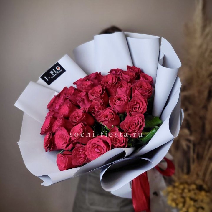 Красные розы 33 шт в Краснодаре