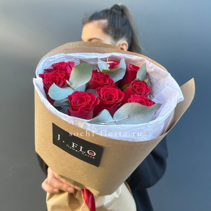 9 роз с эвкалиптом в Краснодаре
