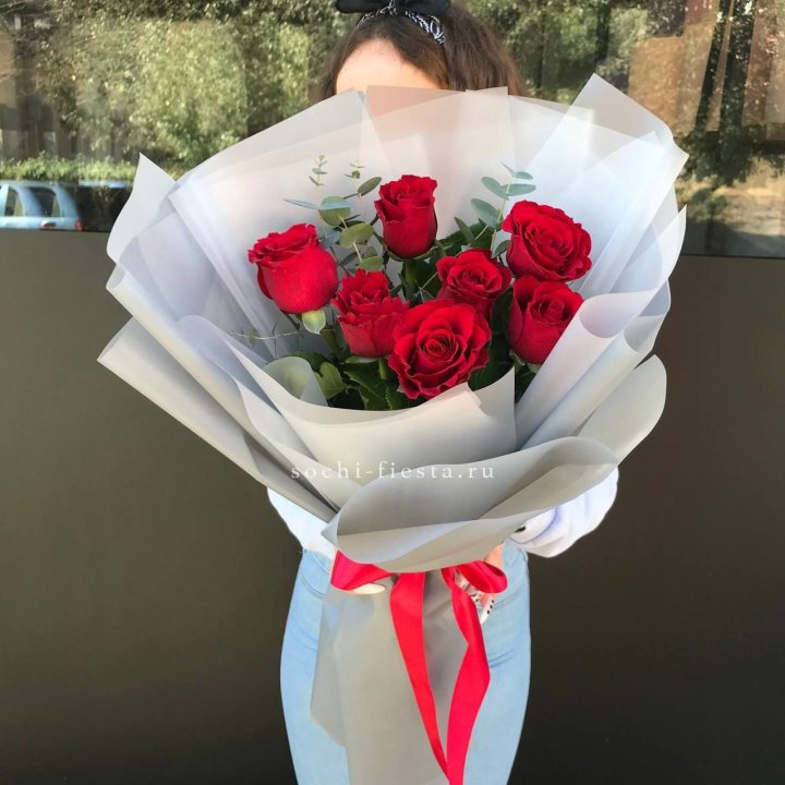 7 красных роз с эвкалиптом  в Краснодаре