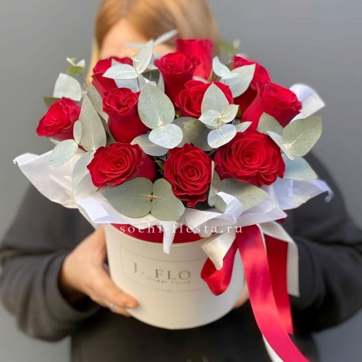 11 роз в шляпной коробке в Краснодаре