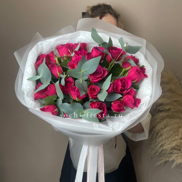 25 малиновых роз с эвкалиптом в Краснодаре