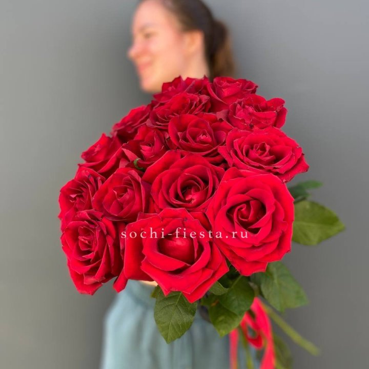 15 красных роз под ленту в Краснодаре