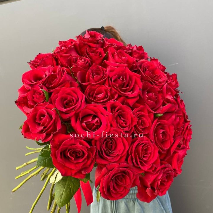 35 красных роз под ленту в Краснодаре