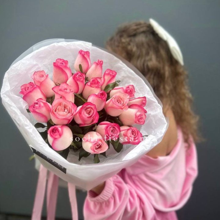 21 розовые розы Венди  в оформлении в Краснодаре