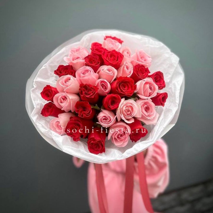 Букет красных и розовых 35 роз в Краснодаре