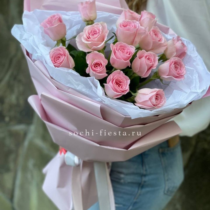 Розовые розы в авторском оформлении в Краснодаре