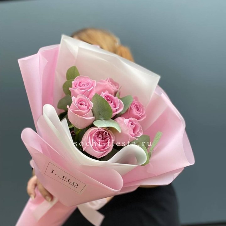7 розовых роз с эвкалиптом в Краснодаре