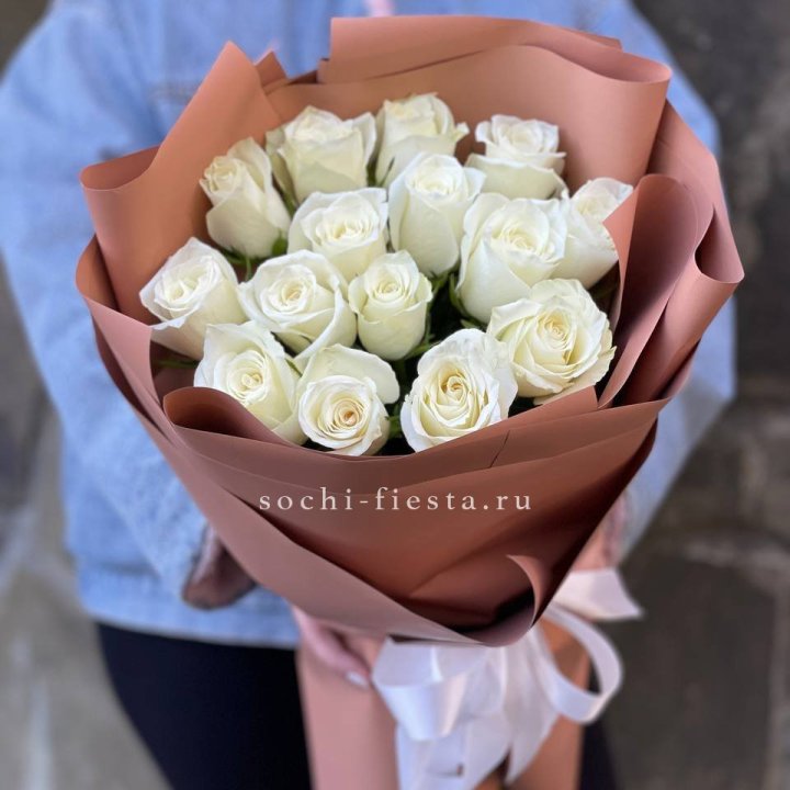 15 белых роз сиена в Краснодаре