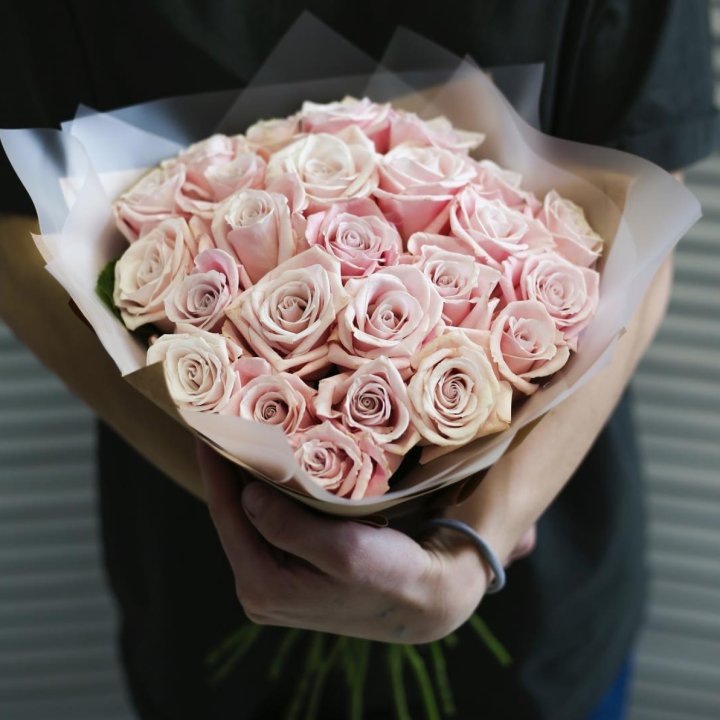 27 кремовых роз в Краснодаре
