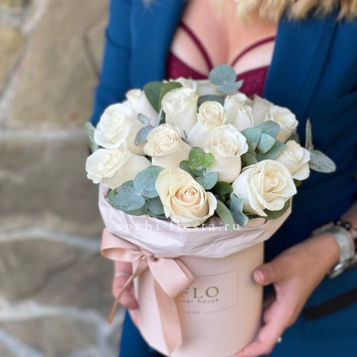 Цилиндр из белых роз в Краснодаре