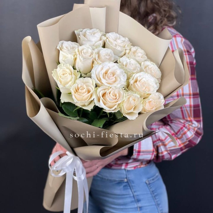15 белых роз кофе в Краснодаре