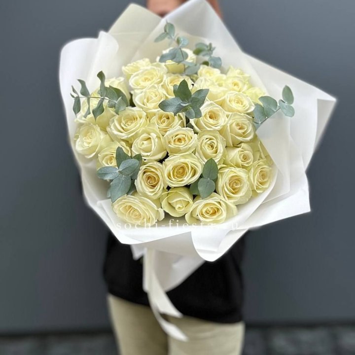 31 белая роза с эвкалиптом в Краснодаре