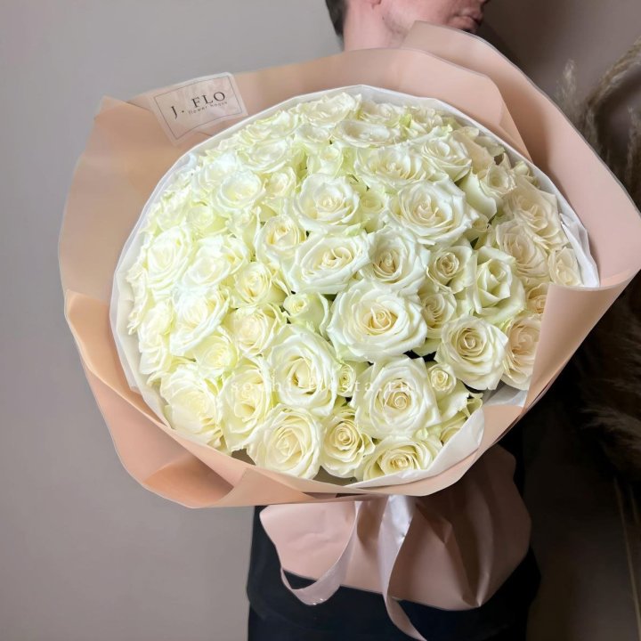 51 белая  роза в оформлении в Краснодаре