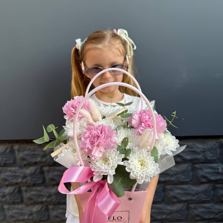 Сумочка из стойких хризантем и диантуса в Краснодаре