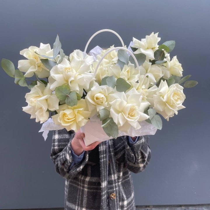 15 белых роз в сумочке в Краснодаре