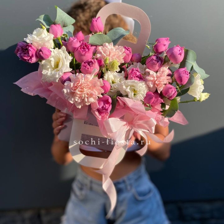 Сумочка с кустовой розой и диантусами в Краснодаре