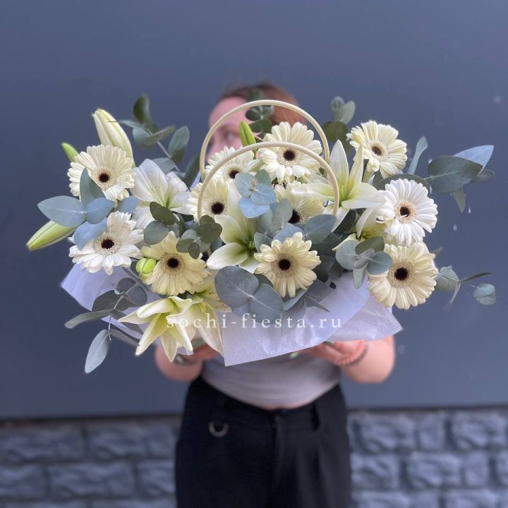 Сумочка лилии и герберы в Краснодаре