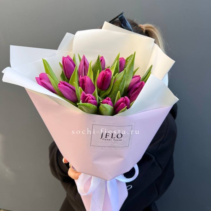 15 пурпурных тюльпанов в Краснодаре