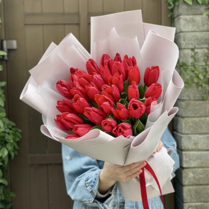 35 красных тюльпанов в Краснодаре